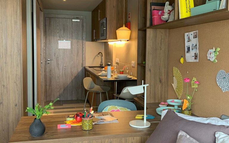 Estúdio Standard com Varanda Livensa Living Lisboa Cidade Universitária