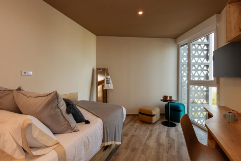 1. GRCartuja- Studio Premium - Bed+desk