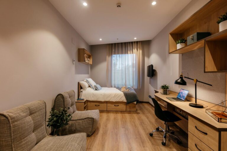 2. Marina - Studio Superior - Bed+Desk