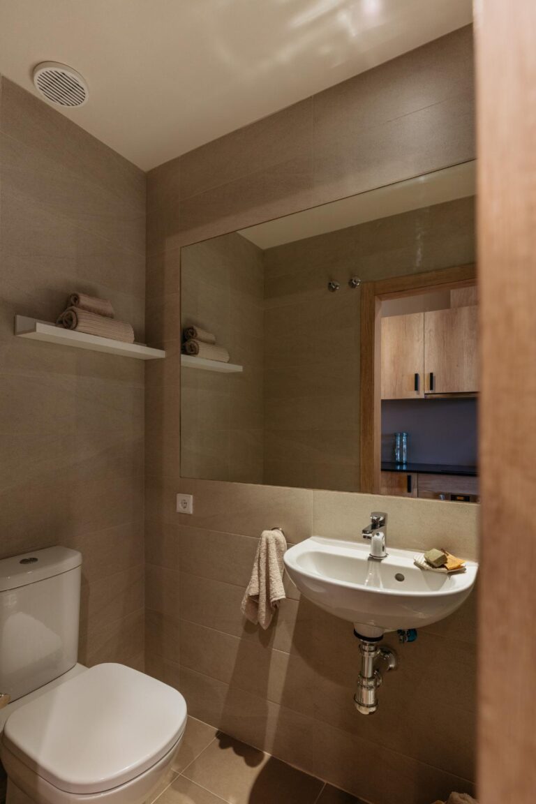 5. GRCartuja - Twin - Bathroom