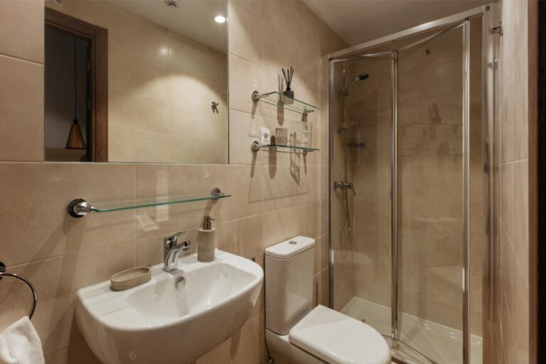 5. SS - Studio Superior- Bathroom