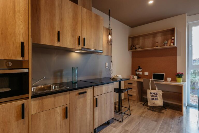 7. GRCartuja- Studio Premium - Kitchen + desk