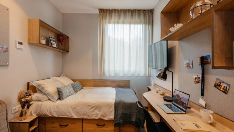 1.Pamplona_Studio superior- bed+desk
