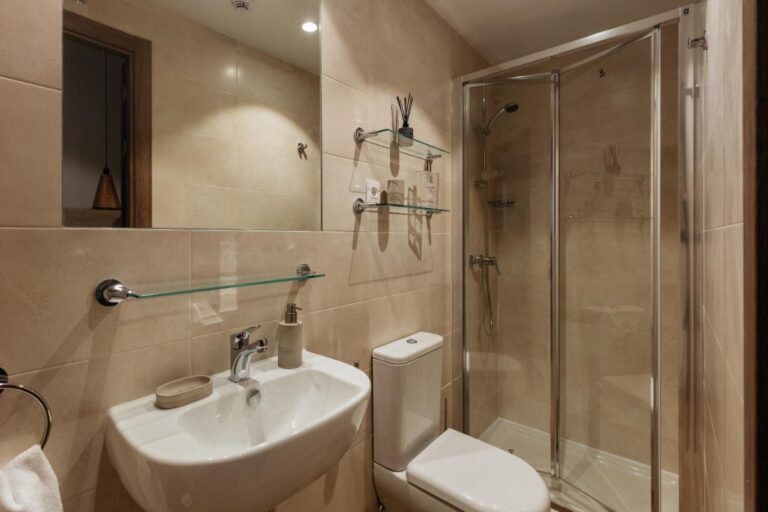 3. Málaga - Studio Premium- Bathroom